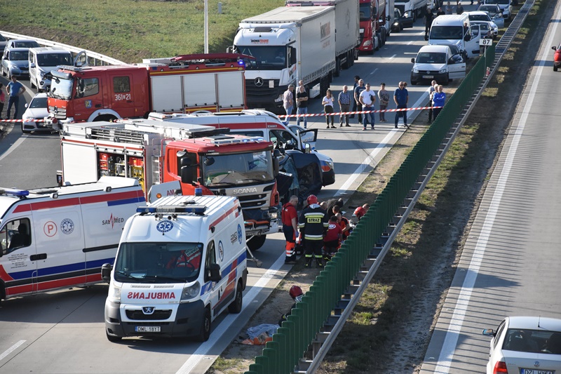 Dachowanie na autostradzie. Są utrudnienia w ruchu	