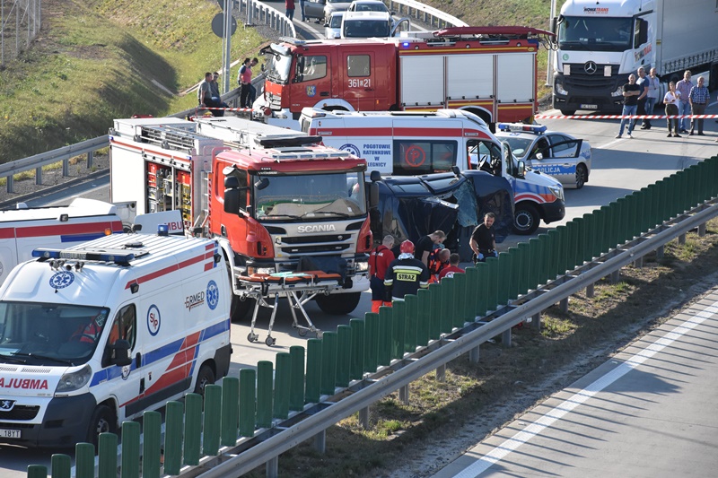 Dachowanie na autostradzie. Są utrudnienia w ruchu	