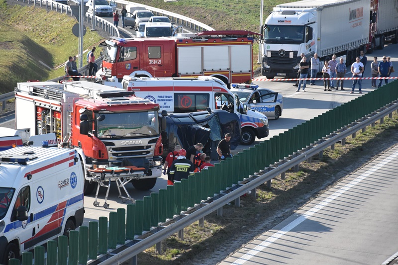 Dachowanie na autostradzie. Są utrudnienia w ruchu	