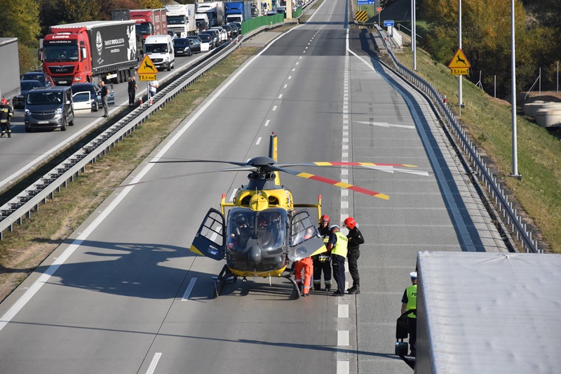 Dachowanie na autostradzie. Są utrudnienia w ruchu	