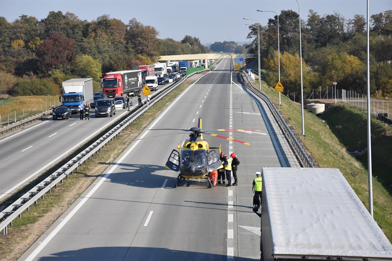Dachowanie na autostradzie. Są utrudnienia w ruchu	