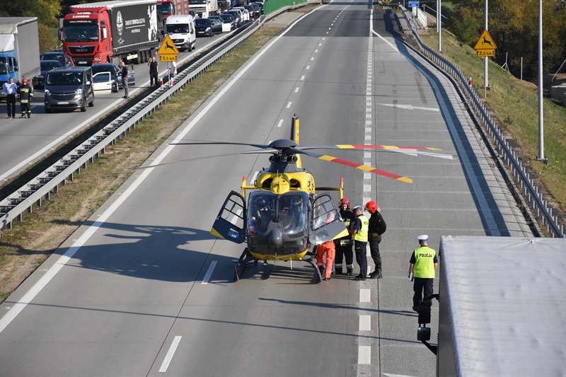 Dachowanie na autostradzie. Są utrudnienia w ruchu	