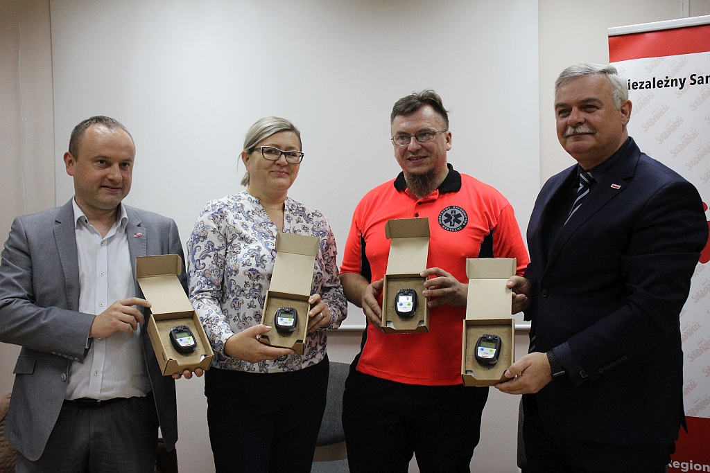 Solidarność zakupiła i przekazała pogotowiu detektory CO