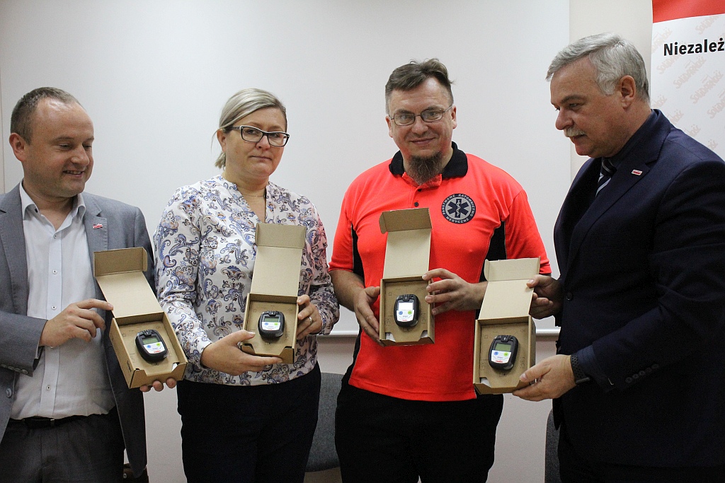 Solidarność zakupiła i przekazała pogotowiu detektory CO
