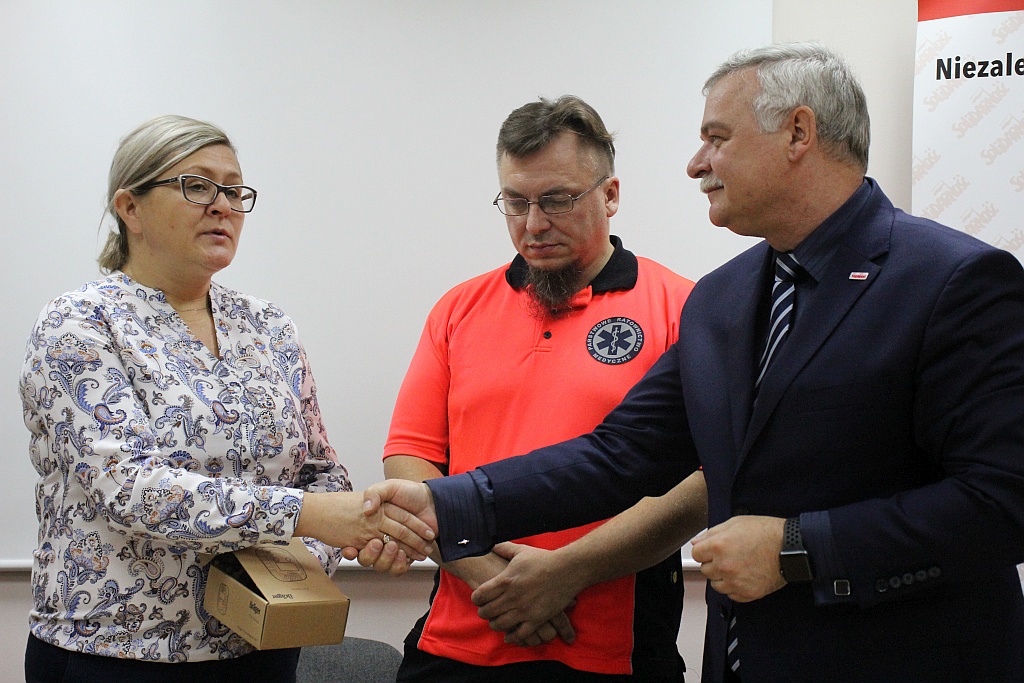 Solidarność zakupiła i przekazała pogotowiu detektory CO