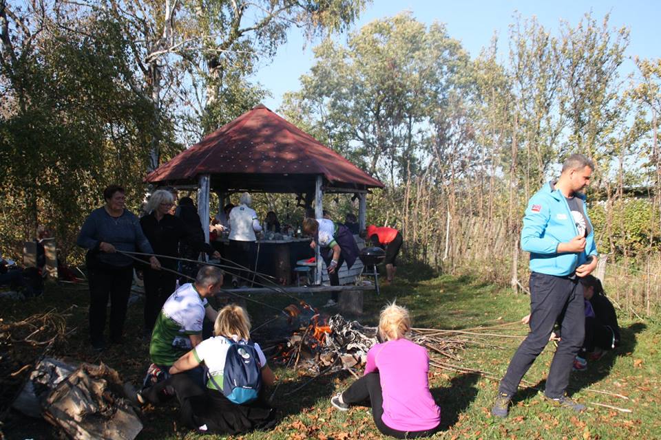 Drapiki i Pasjonaci Nordic Walking weszli na Górę Szybowcową