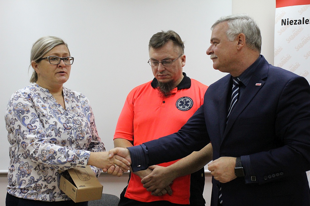 Solidarność zakupiła i przekazała pogotowiu detektory CO