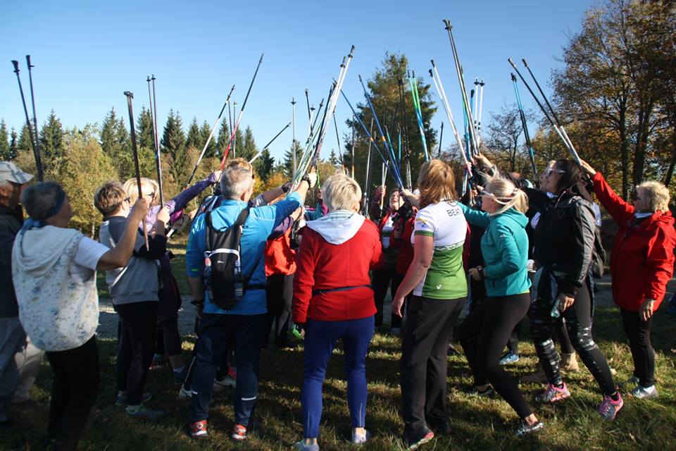 Drapiki i Pasjonaci Nordic Walking weszli na Górę Szybowcową