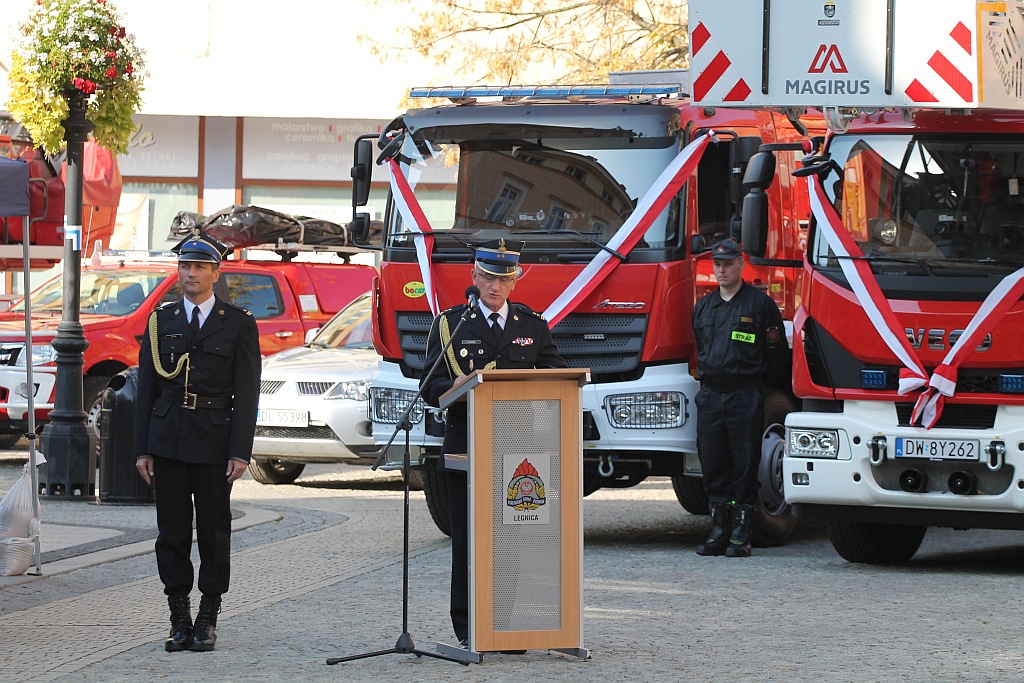 Przekazanie strażakom czterech nowych wozów bojowych