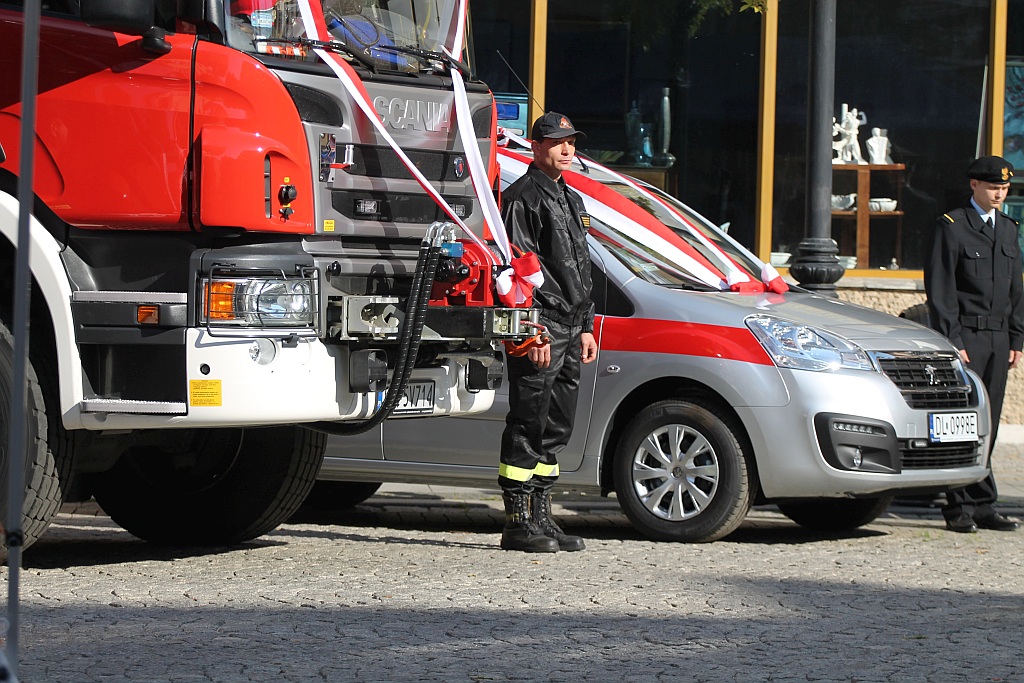 Przekazanie strażakom czterech nowych wozów bojowych