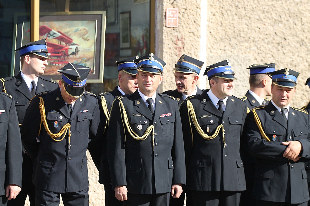 Przekazanie strażakom czterech nowych wozów bojowych