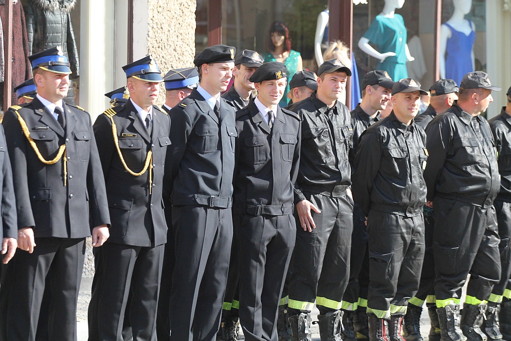 Przekazanie strażakom czterech nowych wozów bojowych