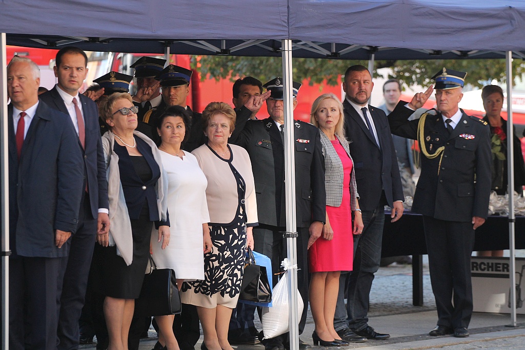 Przekazanie strażakom czterech nowych wozów bojowych