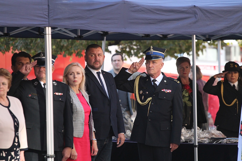 Przekazanie strażakom czterech nowych wozów bojowych