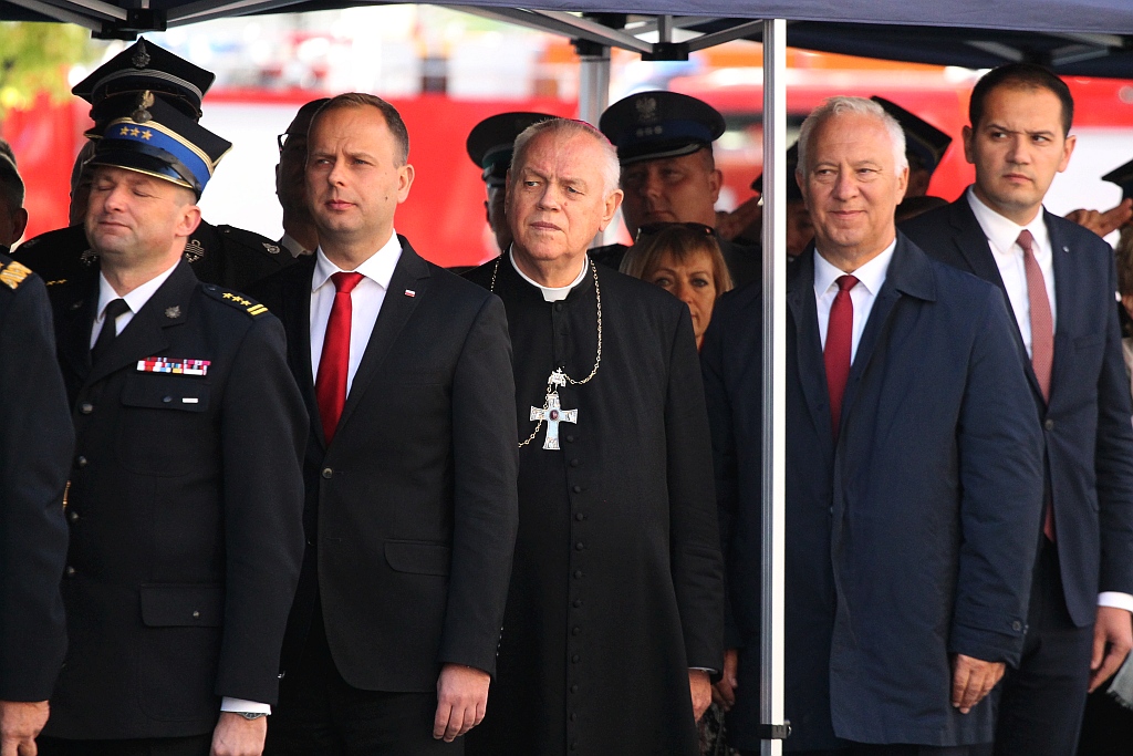 Przekazanie strażakom czterech nowych wozów bojowych
