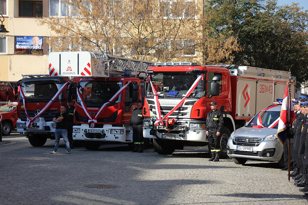 Przekazanie strażakom czterech nowych wozów bojowych