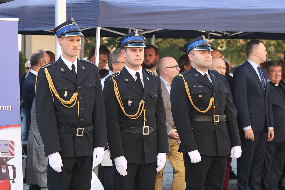 Przekazanie strażakom czterech nowych wozów bojowych