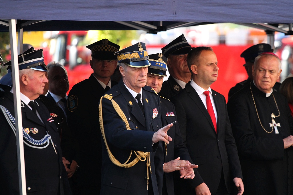 Przekazanie strażakom czterech nowych wozów bojowych
