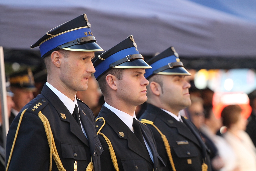 Przekazanie strażakom czterech nowych wozów bojowych