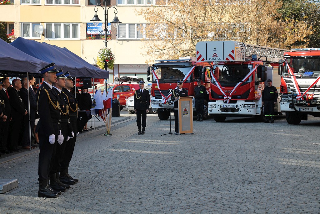 Przekazanie strażakom czterech nowych wozów bojowych