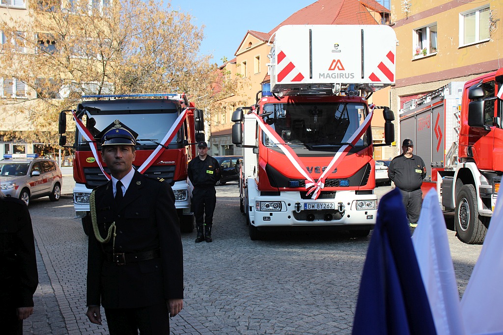 Przekazanie strażakom czterech nowych wozów bojowych