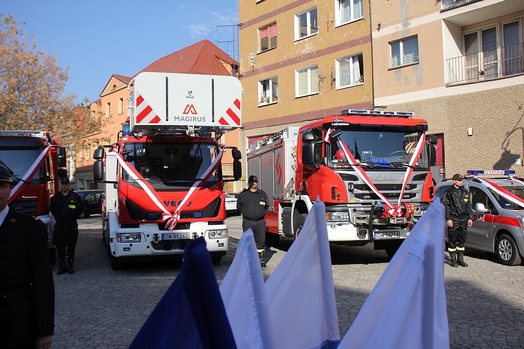 Przekazanie strażakom czterech nowych wozów bojowych
