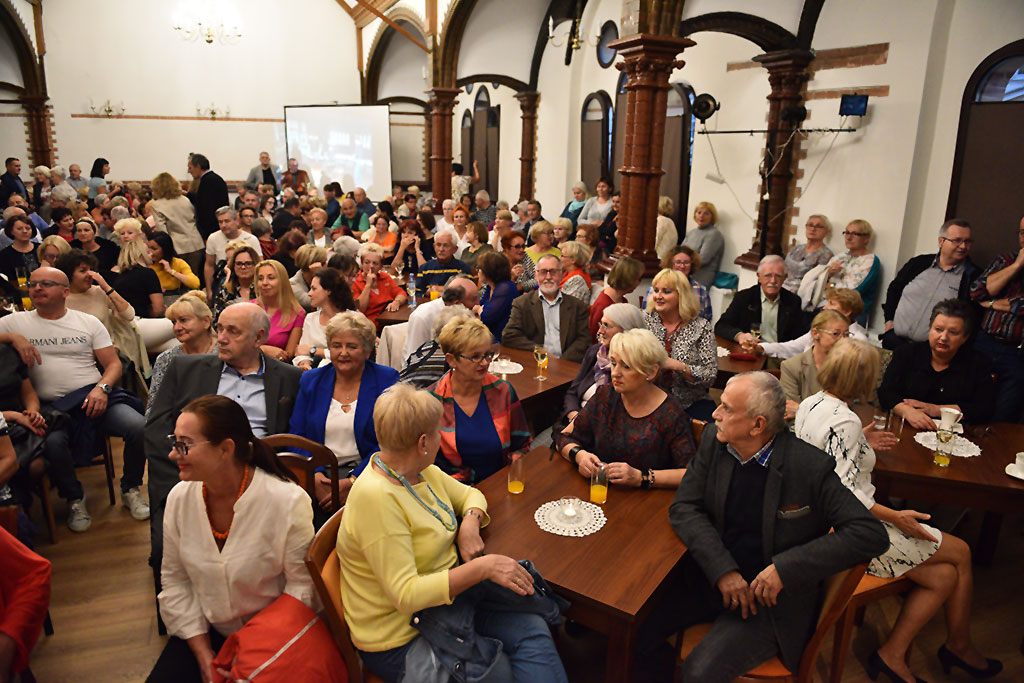 Kilkaset osób na koncercie poświęconym pamięci Leonarda Cohena