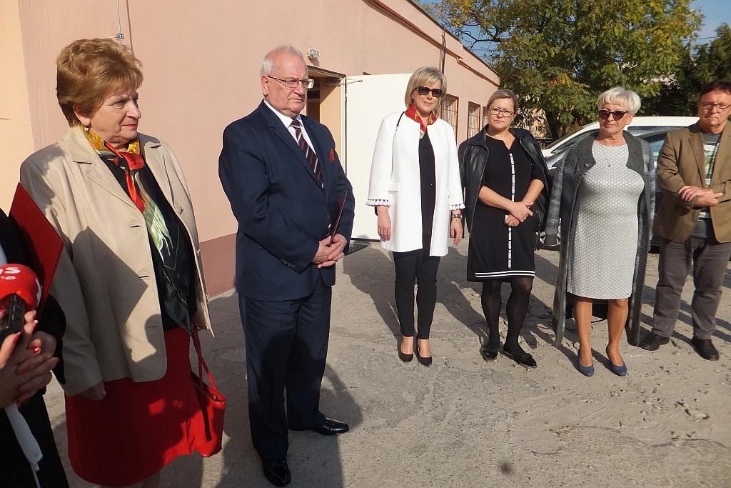 Uroczyste poświęcenie dwóch nowych karetek legnickiego pogotowia