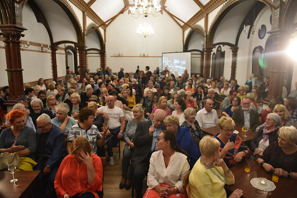 Kilkaset osób na koncercie poświęconym pamięci Leonarda Cohena