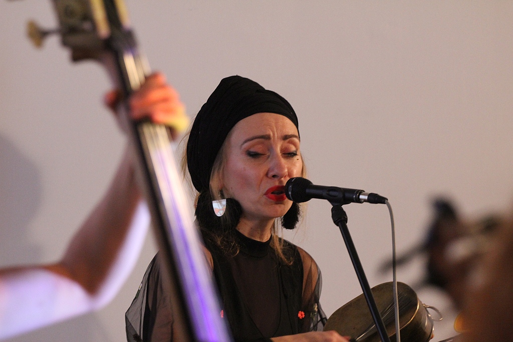 Koncert legnickiego tria HuRaban w Galerii Sztuki