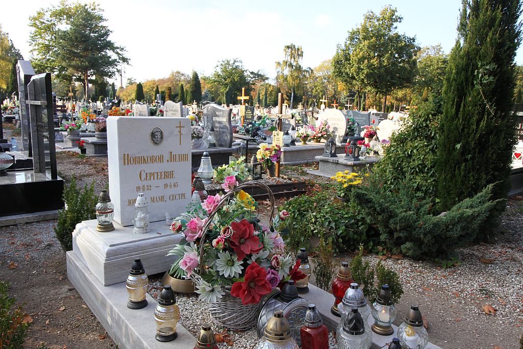 Piękny jesienny dzień był okazją do spacerów po cmenatrzu