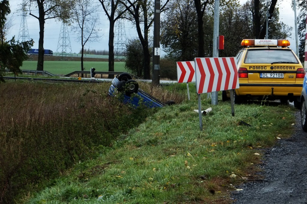 Dachowanie samochodu na trasie Legnica - Złotoryja