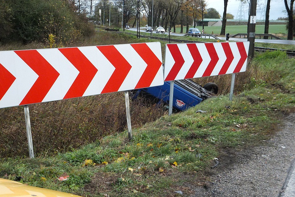 Dachowanie samochodu na trasie Legnica - Złotoryja