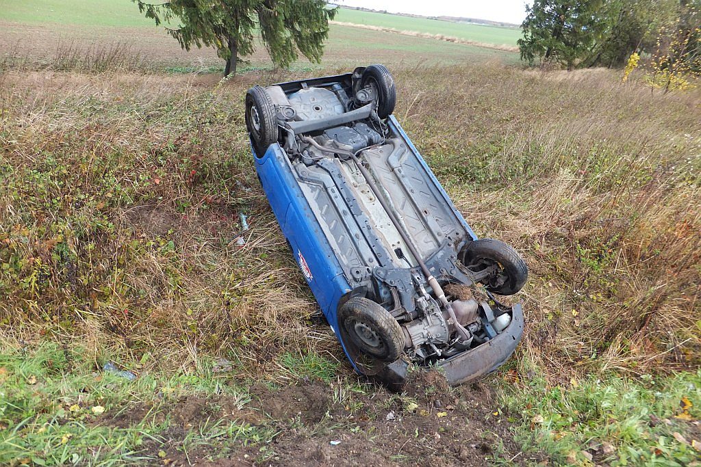 Dachowanie samochodu na trasie Legnica - Złotoryja