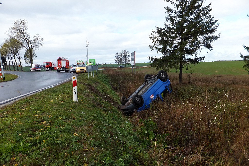 Dachowanie samochodu na trasie Legnica - Złotoryja