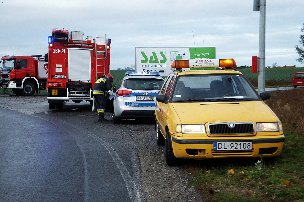 Dachowanie samochodu na trasie Legnica - Złotoryja