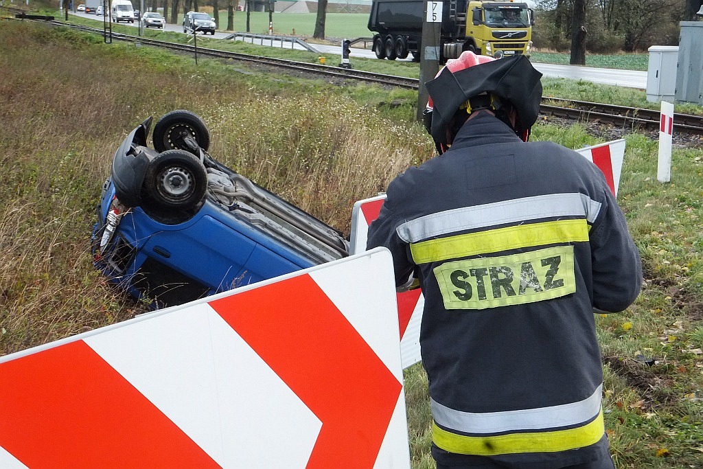 Dachowanie samochodu na trasie Legnica - Złotoryja
