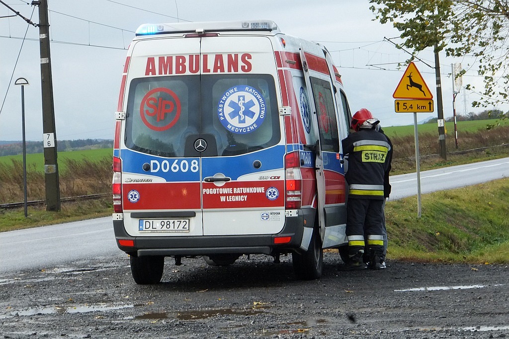 Dachowanie samochodu na trasie Legnica - Złotoryja