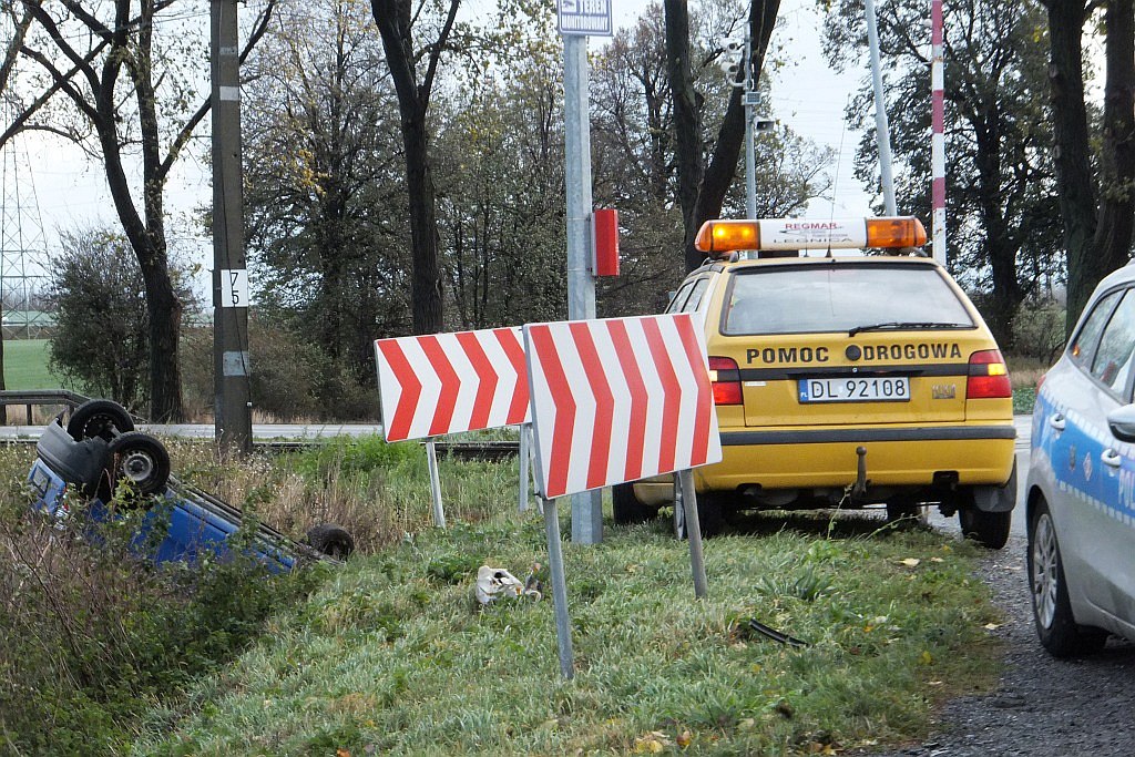 Dachowanie samochodu na trasie Legnica - Złotoryja