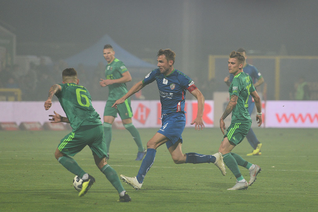 Piłkarze Miedzi Legnica zniknęli na czas derbów	