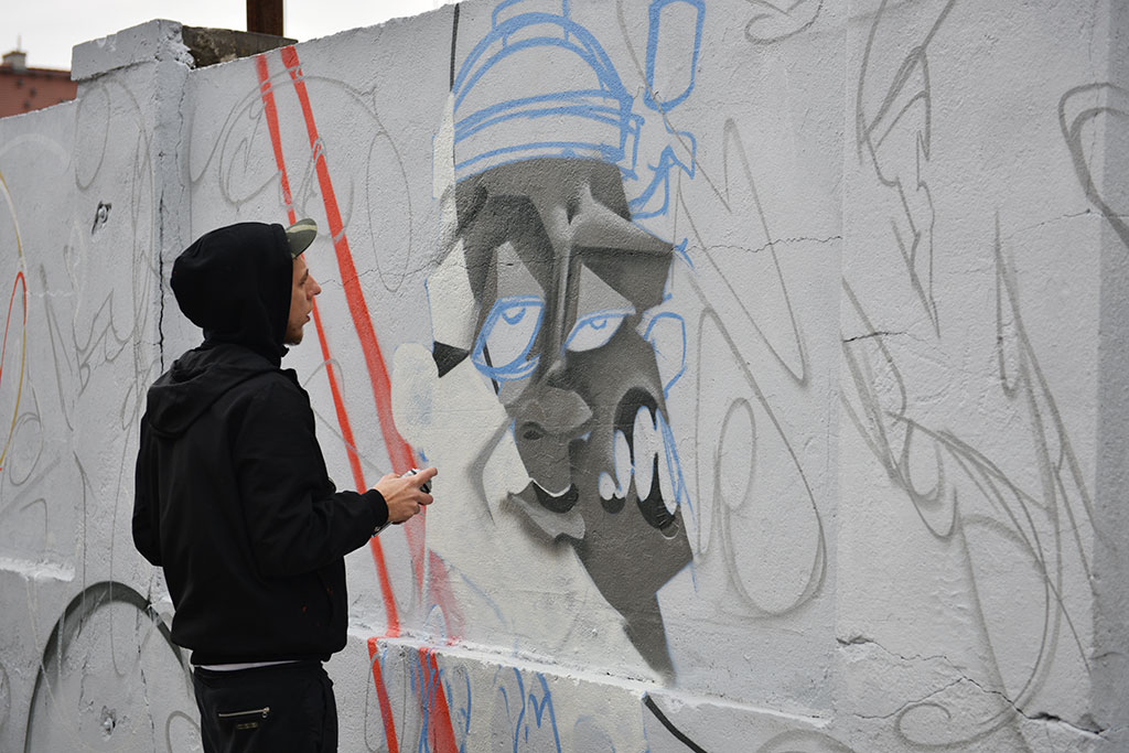 Graffiti powstało na murze okalającym budowę przy Artyleryjskiej