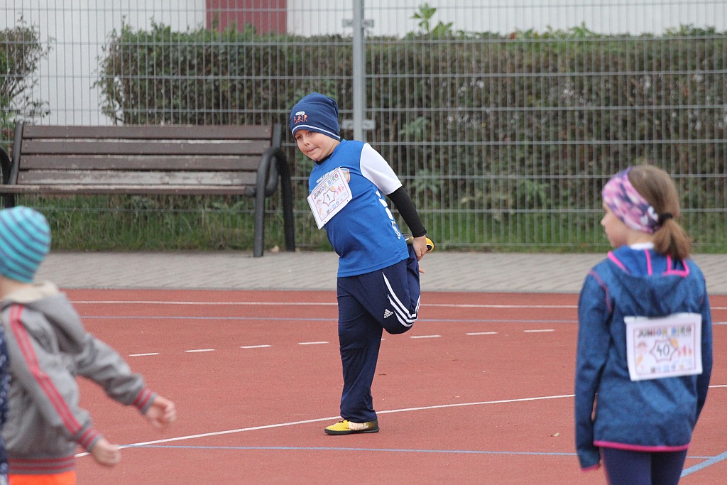 Bieg Jesienny o Złotego Liścia na bieżni szkoły podstawowej nr 9