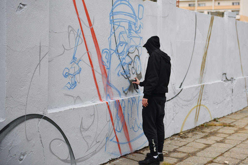 Graffiti powstało na murze okalającym budowę przy Artyleryjskiej