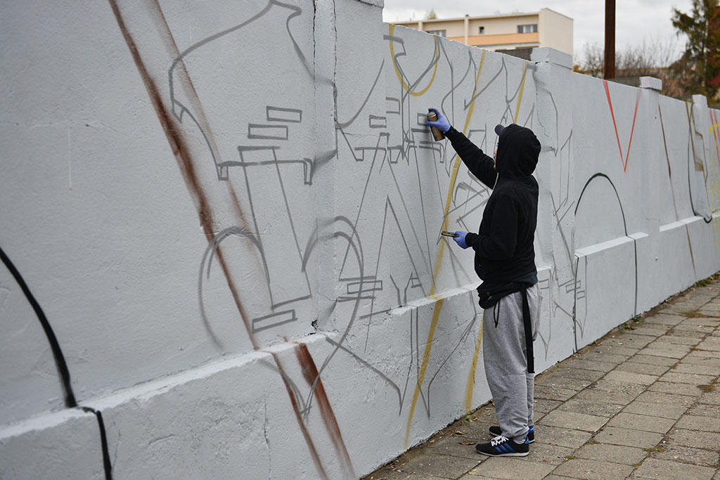 Graffiti powstało na murze okalającym budowę przy Artyleryjskiej
