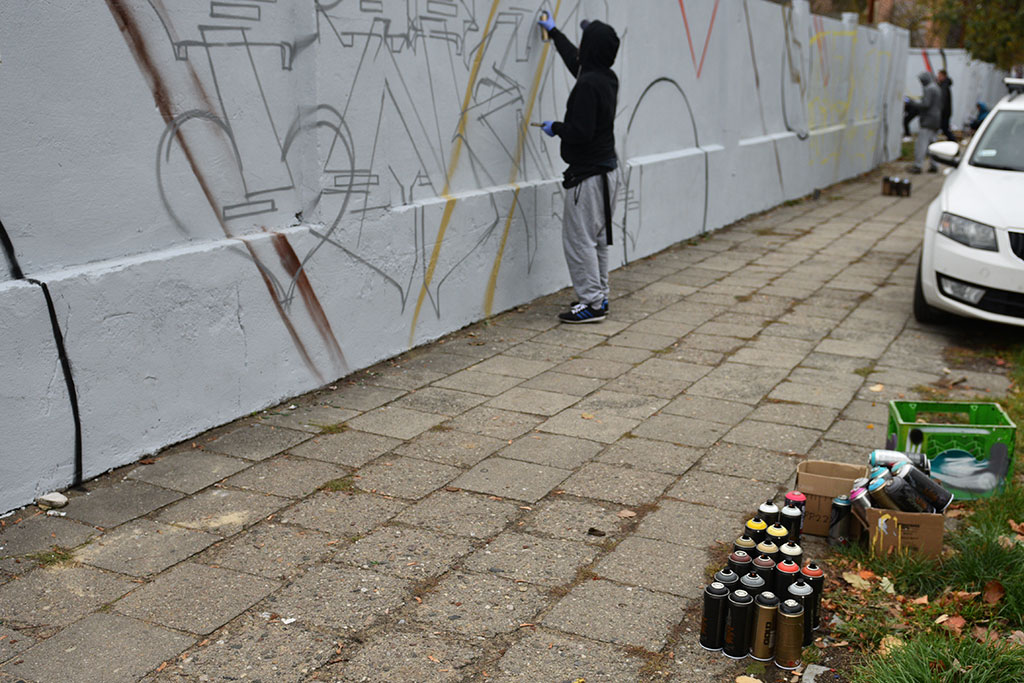 Graffiti powstało na murze okalającym budowę przy Artyleryjskiej