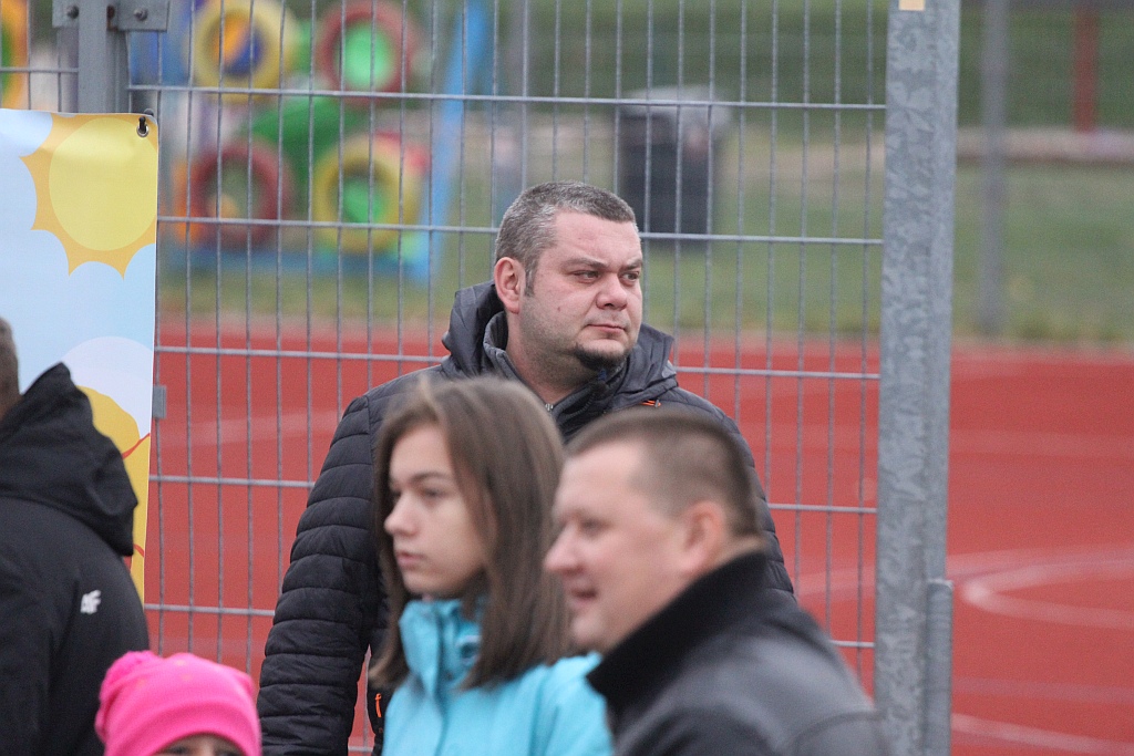 Bieg Jesienny o Złotego Liścia na bieżni szkoły podstawowej nr 9