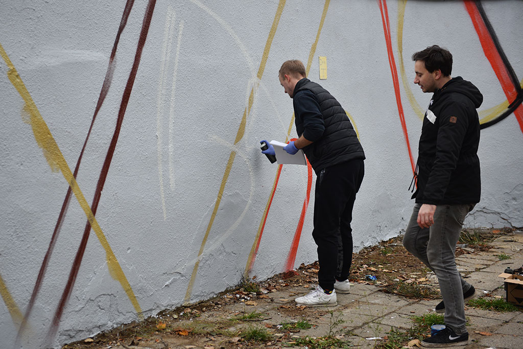 Graffiti powstało na murze okalającym budowę przy Artyleryjskiej