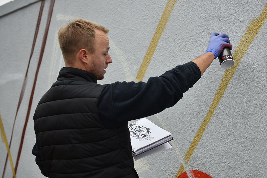 Graffiti powstało na murze okalającym budowę przy Artyleryjskiej