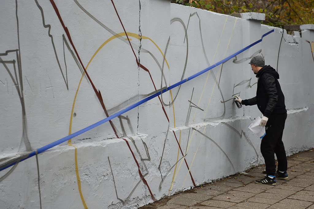 Graffiti powstało na murze okalającym budowę przy Artyleryjskiej