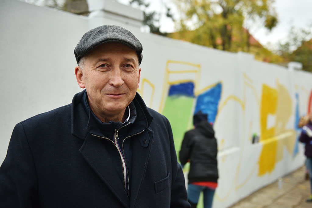 Graffiti powstało na murze okalającym budowę przy Artyleryjskiej